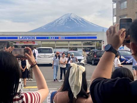 Au Japon, la construction d’un filet pour cacher une vue sur le Mont Fuji a commencé 
