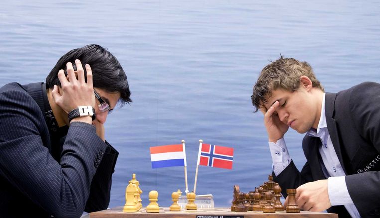 Magnus Carlsen (r) uit Noorwegen en Giri tijdens de finale van het Tata Steel schaaktoernooi van 2013. Beeld anp