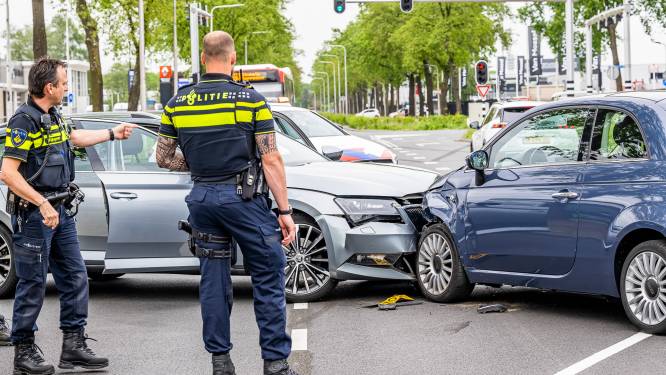Vrouw gewond bij botsing tussen auto's in Tilburg