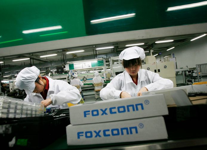 Werknemers van Foxconn zetten in Shenzhen onder meer de iPhones van Apple in elkaar.