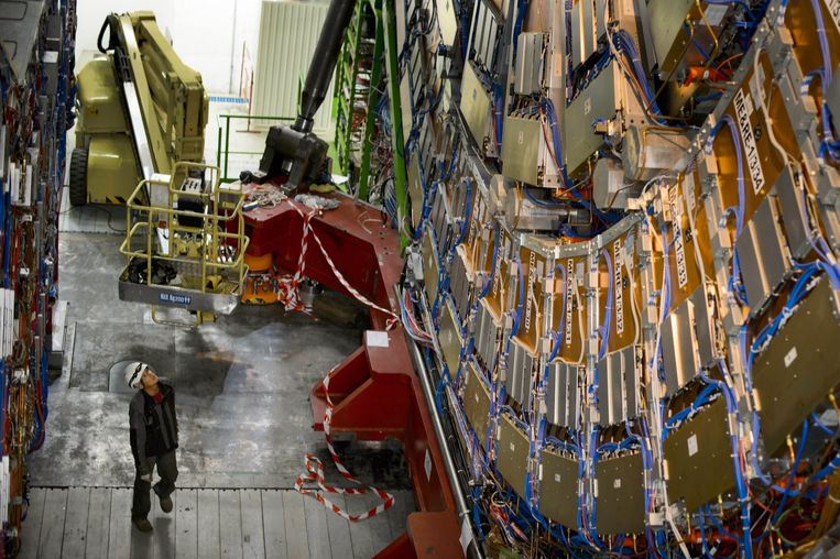 Een CERN-medewerker bij de deeltjesversneller in Genève. Beeld afp