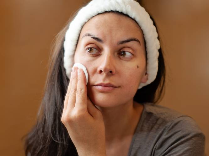 Is het slecht voor je huid als je elke dag make-up draagt? Beautyexpert reageert: “We smeren massaal té veel”