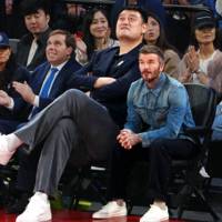 Geen AI of Photoshop: basketbalicoon Yao Ming torent boven David Beckham uit tijdens wedstrijd in China