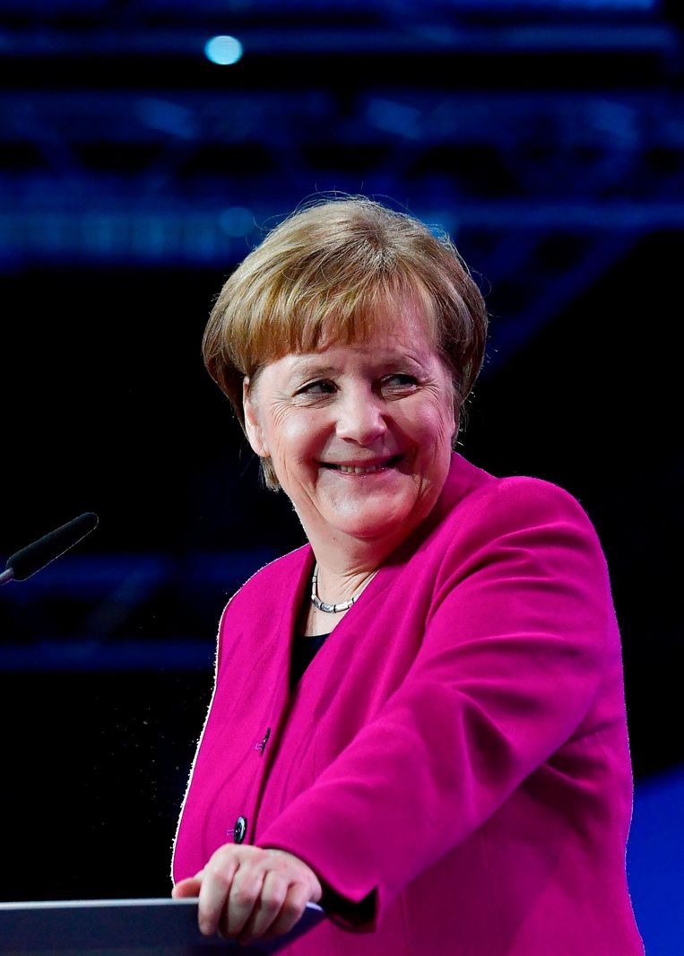Angela Merkel presenteerde maandag op het CDU partijcongres al haar nieuwe ministers. Beeld afp