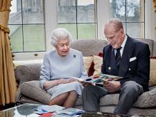 Queen Elizabeth en Philip krijgen op 73e trouwdag kleurrijke kaart van kleinkinderen