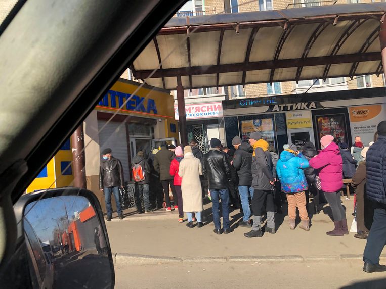 Mensen in de rij voor de apotheek in Charkov in Oekraïne.  Beeld Michiel Driebergen