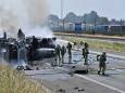 Grote brand na botsing tussen twee vrachtwagens op de A16, snelweg dicht en geen gewonden