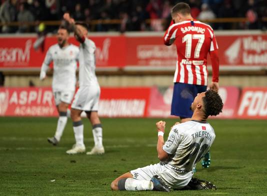Verdediger Virgil Theresin van Cultural Leonesa gaat uit zijn dak na de zege op Atlético Madrid.