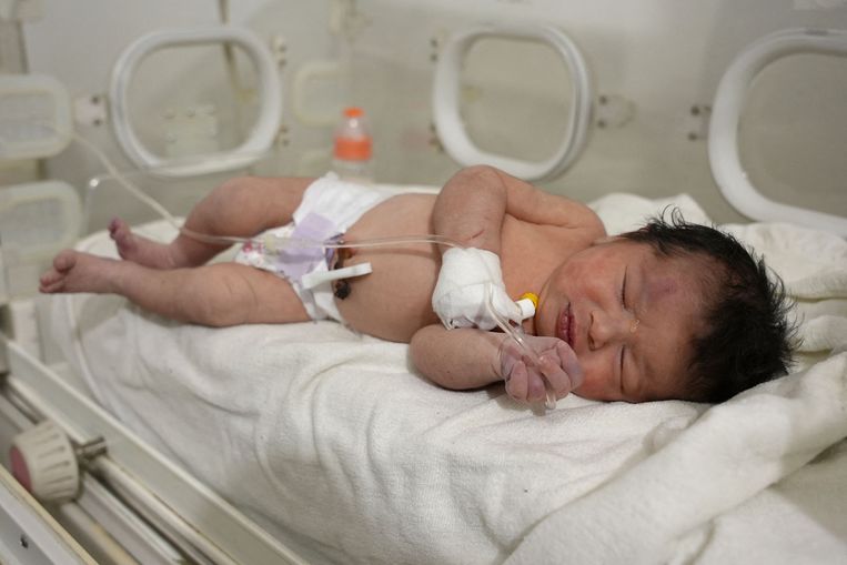 Pasgeboren baby met navelstreng uit puin gehaald na aardbeving in Syrië

 Beeld ANP / AFP