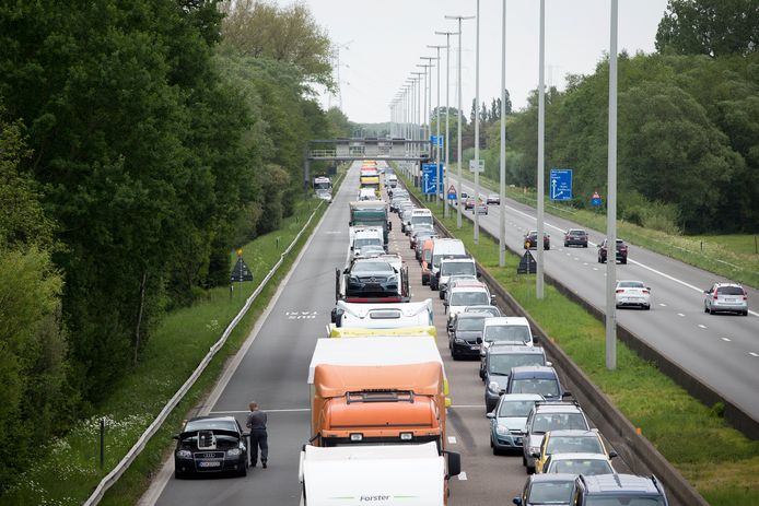 Ongeval op E313 ter hoogte van Ranst richting Antwerpen: busstrook ...