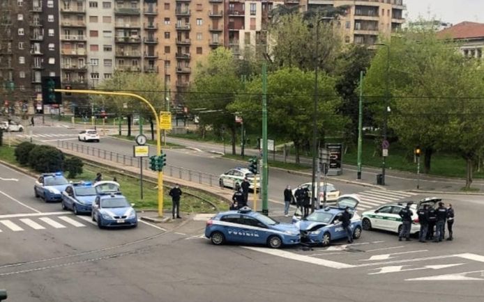 Een opmerkelijk beeld: twee politiewagens botsen in de verlaten straten van Milaan