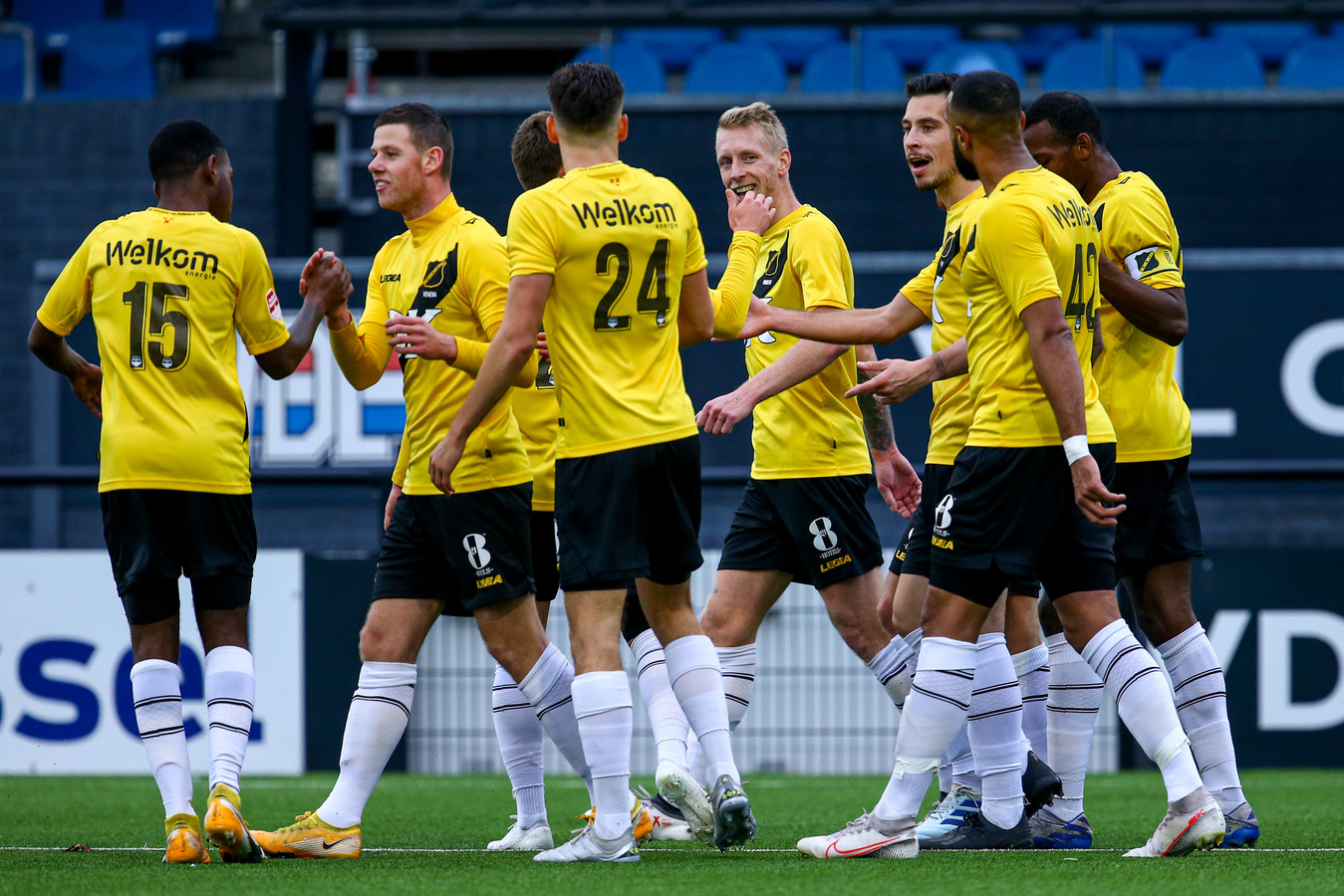 Almere City weer aan kop na