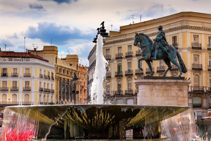 Het bekende Puerta del Sol-plein in Madrid. Het stadsbestuur heeft twee straten die de naam dragen van figuren uit het tijdperk van dictator Francisco Franco, van naam veranderd. Het is de eerste stap in het hernoemen van minstens 49 straten.