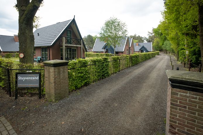 De recreatiewoningen aan de Berkenweg kunnen tot verbazing van omwonenden nog vijftien jaar worden gebruikt voor het huisvesten van 96 arbeidsmigranten.