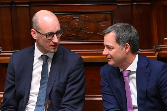 Minister van Financiën Vincent Van Peteghem (CD&V) en premier Alexander De Croo (Open Vld).