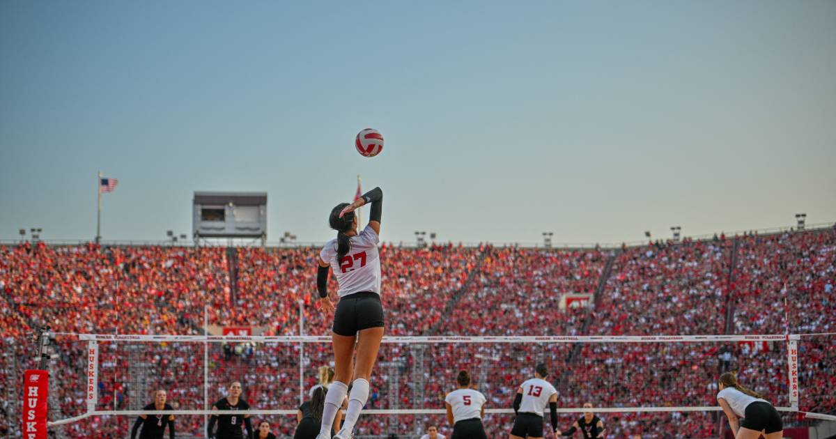 Volleyball players in the United States break a world record in a match in front of 92,003 spectators |  Other sports