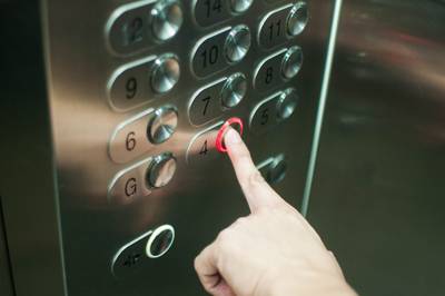 Ascenseurs, portes, distanciation: un guide pratique pour la reprise du travail