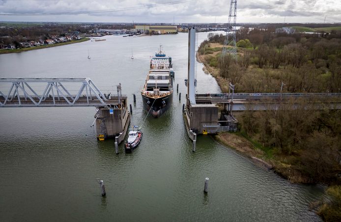 Weinig belangstelling voor bijzondere brugopening | Sliedrecht | AD.nl
