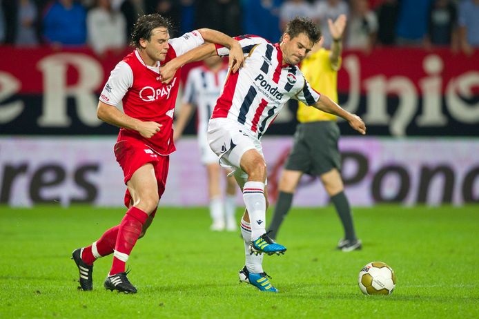 Willem II - MVV in het seizoen 2011/2012 in de eerste divisie. Donny de Groot duelleert namens de Tilburgse club met Kjell Knops van MVV.
