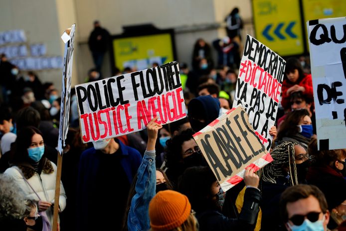 Demonstraten gaan de straat op om te protesteren tegen het wetsvoorstel.