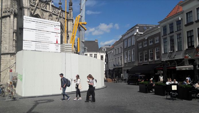 De bouwschutting bij de Grote Kerk in Breda