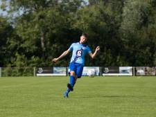 Delano Westerink zorgt vanaf de middenlijn voor een zege voor zijn FC De Westhoek