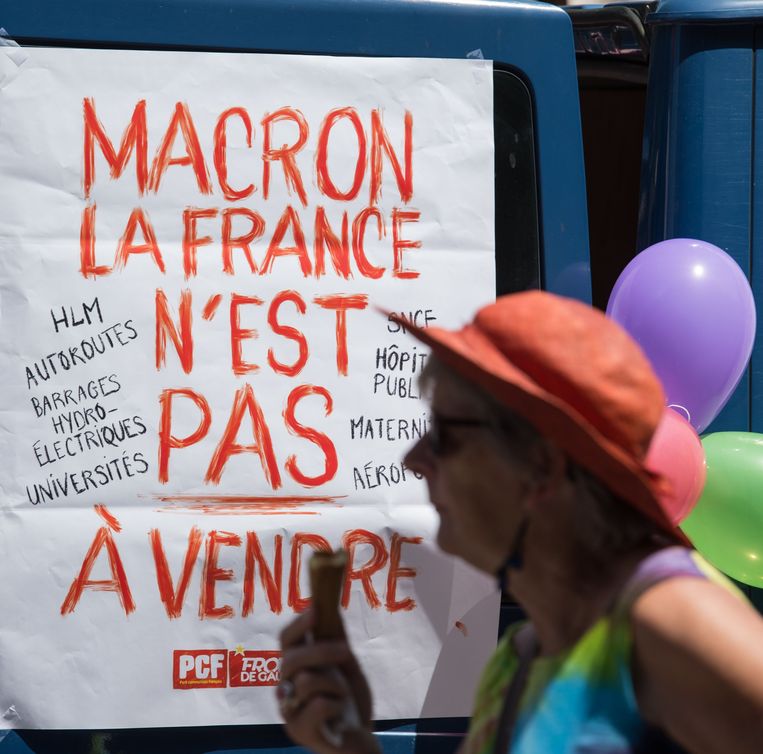 Een bordje tijdens één van de betogingen tegen het beleid van president Emmanuel Macron in Parijs. Beeld AFP