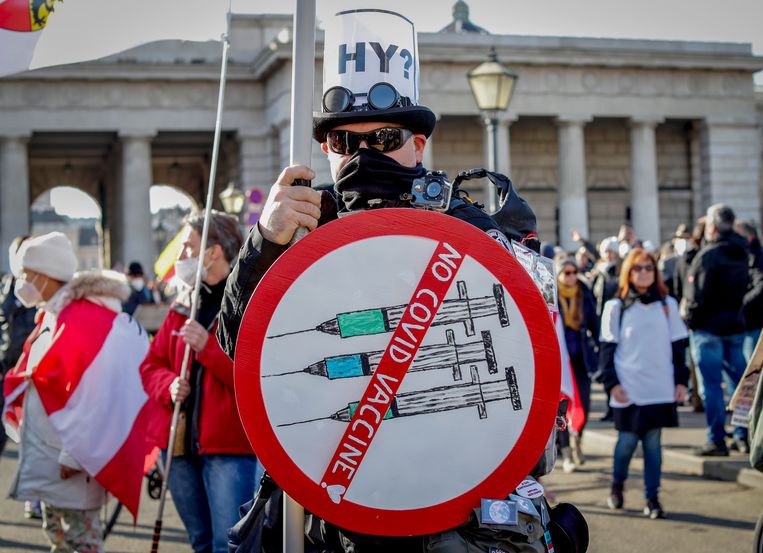 Austrian GP commits suicide after death threats from antivaxers