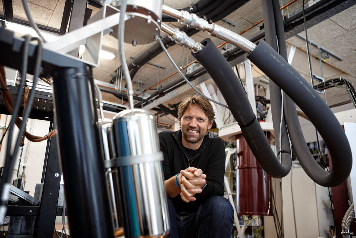 Physics professor Leo Koenhoven, one of the pioneers of the quantum project.  Sculpture Bob Bronshoff / Dutch Rise 