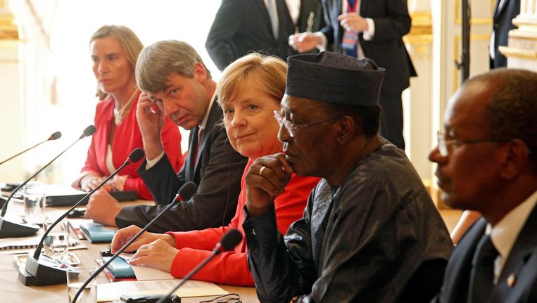 Angela Merkel met president Deby Itno van Tsjaad (r) en EU-buitenlandchef Mogherini (l). Beeld EPA