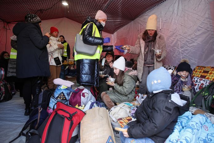 Oekraïense vluchtelingen worden net over de grens met Polen opgevangen in een provisorisch kamp.