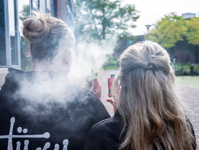 Scholieren negeren risico's en blijven massaal vapen: 'Kanker kun je ook  zonder krijgen' | Binnenland | gelderlander.nl