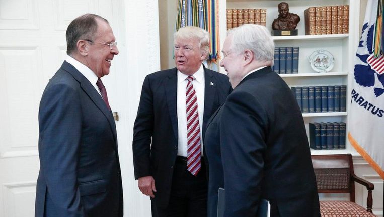Trump met minister Lavrov, links, en Kislyak. Het gesprek met Lavrov was Trumps hoogste ontmoeting tot nu toe met een Rus. Wel sprak hij sinds zijn inauguratie tot twee keer toe telefonisch met president Poetin. Beeld EPA