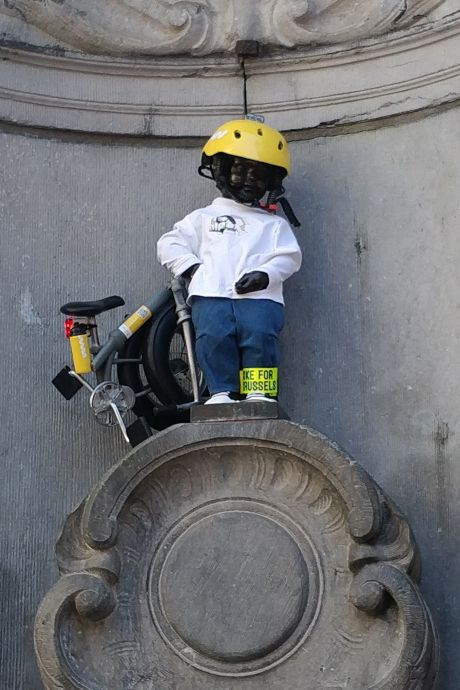 Manneken Pis reçoit un costume de cycliste à l'occasion de la Journée mondiale du vélo