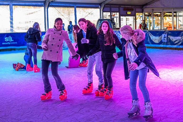 De schaatsbaan van Roosendaal is weer open (school schaatsen en vrij schaatsen)