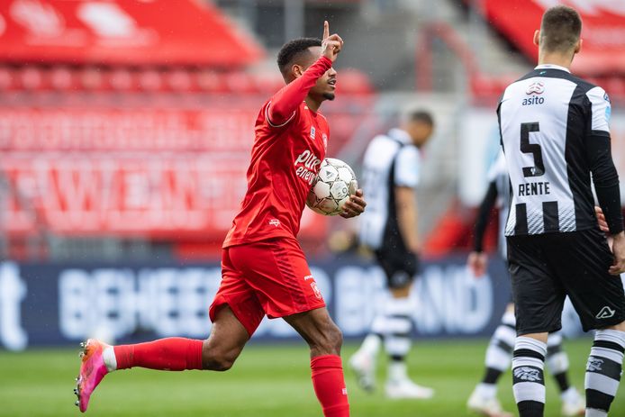 FC Twente-aanvaller Danilo juicht na zijn gelijkmaker tegen Heracles Almelo.