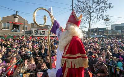 Pepernoten en een Jägermeister bij intocht Sinterklaas in Ede