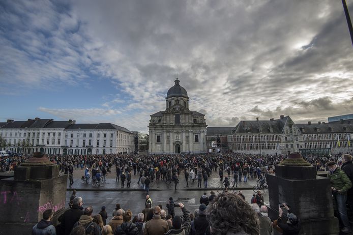 Er daagde een massa volk op voor de begrafenis van Luc De Vos.