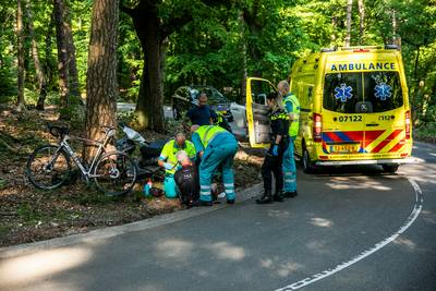 Wielrenner raakt gewond door botsing met scooter