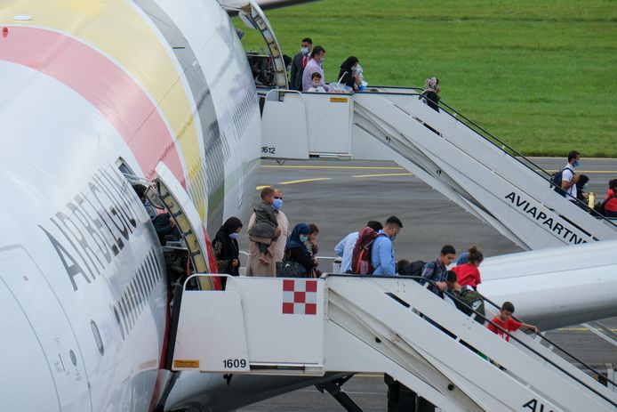 Archiefbeeld. Een charter van Air Belgium bracht uit Afghanistan geëvacueerde personen naar België. (26/08/2021)