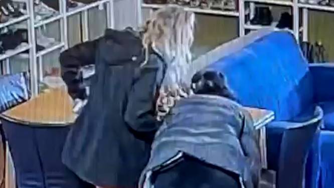 Deze vrouwen stelen handtas in kringloopwinkel (maar hebben niet door dat ze worden gefilmd)