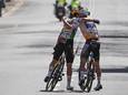 Primoz Roglic (l) en Remco Evenepoel omhelzen elkaar.