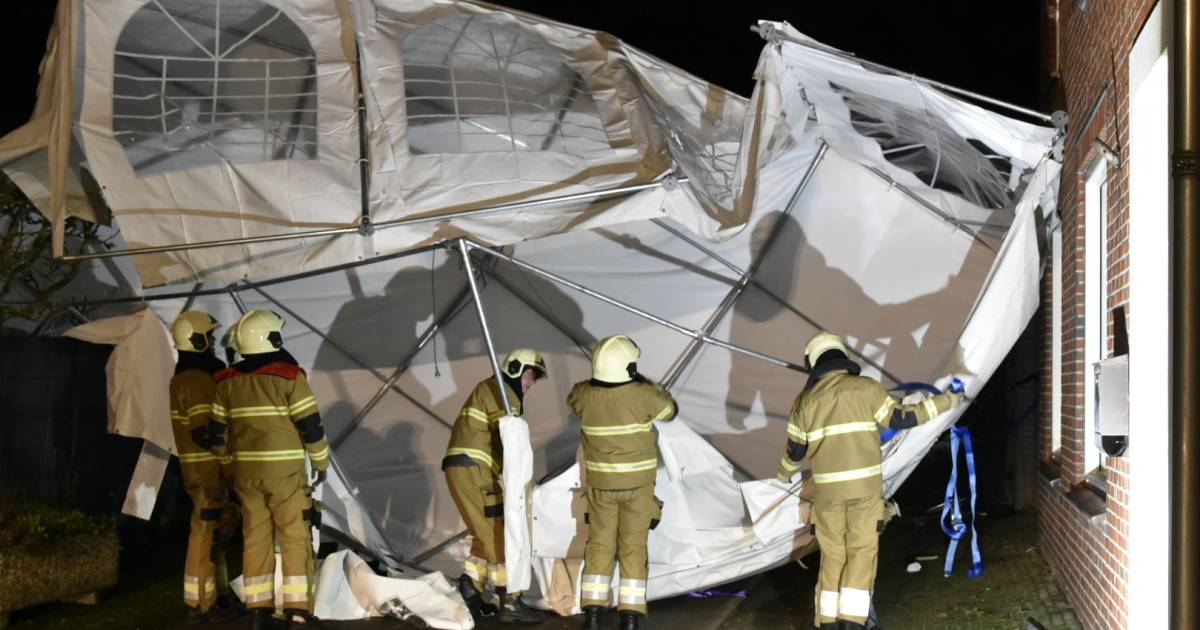 Partytent belandt op de weg, een boom op een auto