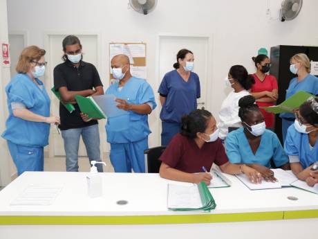 Toen Covid hier beter onder controle was, gingen deze artsen naar Suriname: ‘We geven alles’