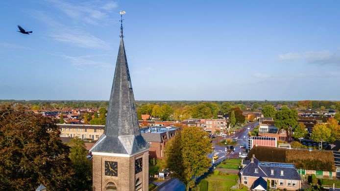 Staphorst op donderdagmiddag: een zonnetje tussen de buien door.