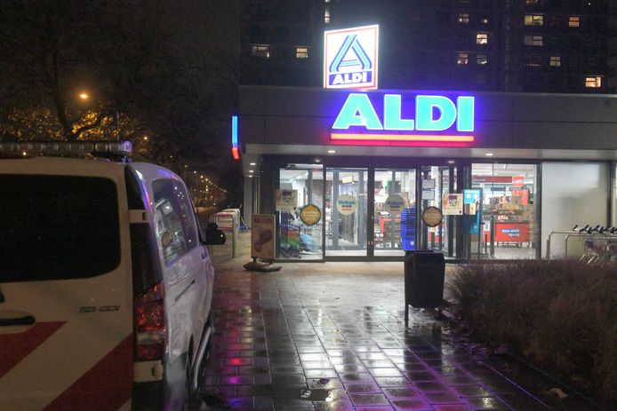 De Aldi in Voorburg is vanavond overvallen. In juli van dit jaar was de supermarkt ook het doelwit van een overval.