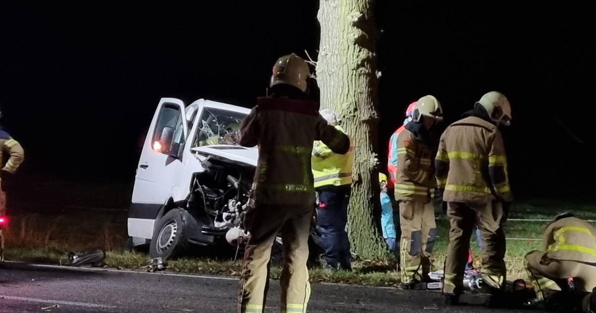 Bekneld in busje na eenzijdig ongeluk op N330 bij Halle.