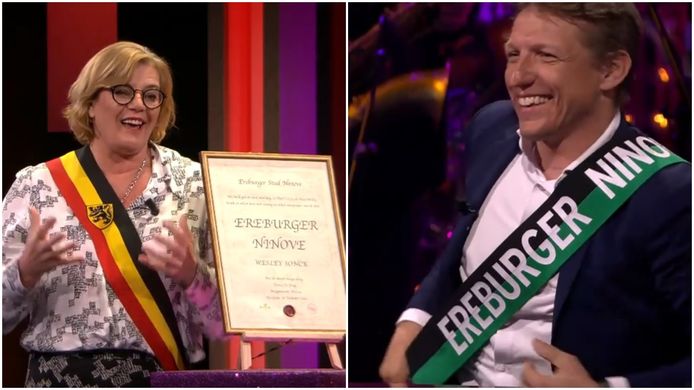 Burgemeester Tania De Jonge huldigt Wesley Sonck tot ereburger van Ninove in De Cooke & Verhulst Show.