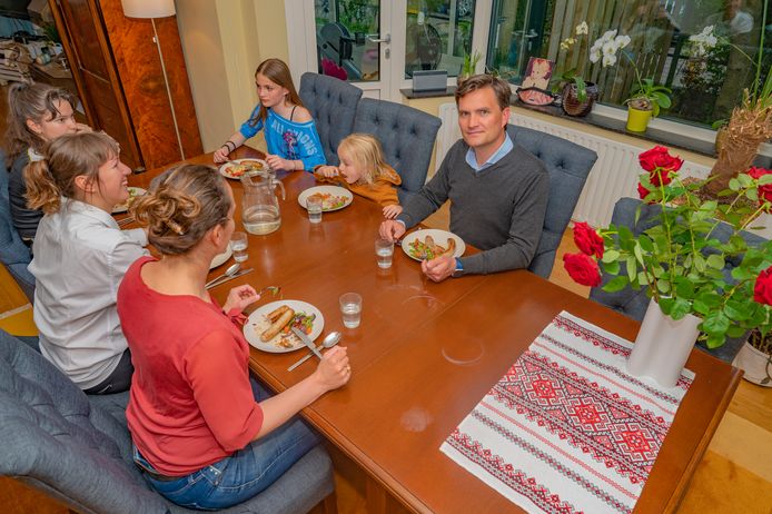 Onze onderneming Rode datum Is Na twee maanden vluchtelingen in huis vraagt dochter: 'Kunnen we niet eens  met zijn vijfjes eten?' | Binnenland | ed.nl