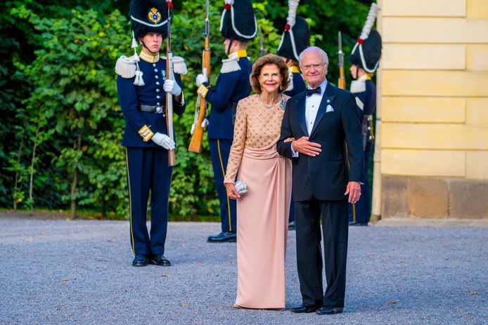 Koning Carl Gustaf en koningin Silvia arriveren aan het theater van Drottningholm voor een voorstelling bij de viering van zijn 50-jarig regeerjubileum.